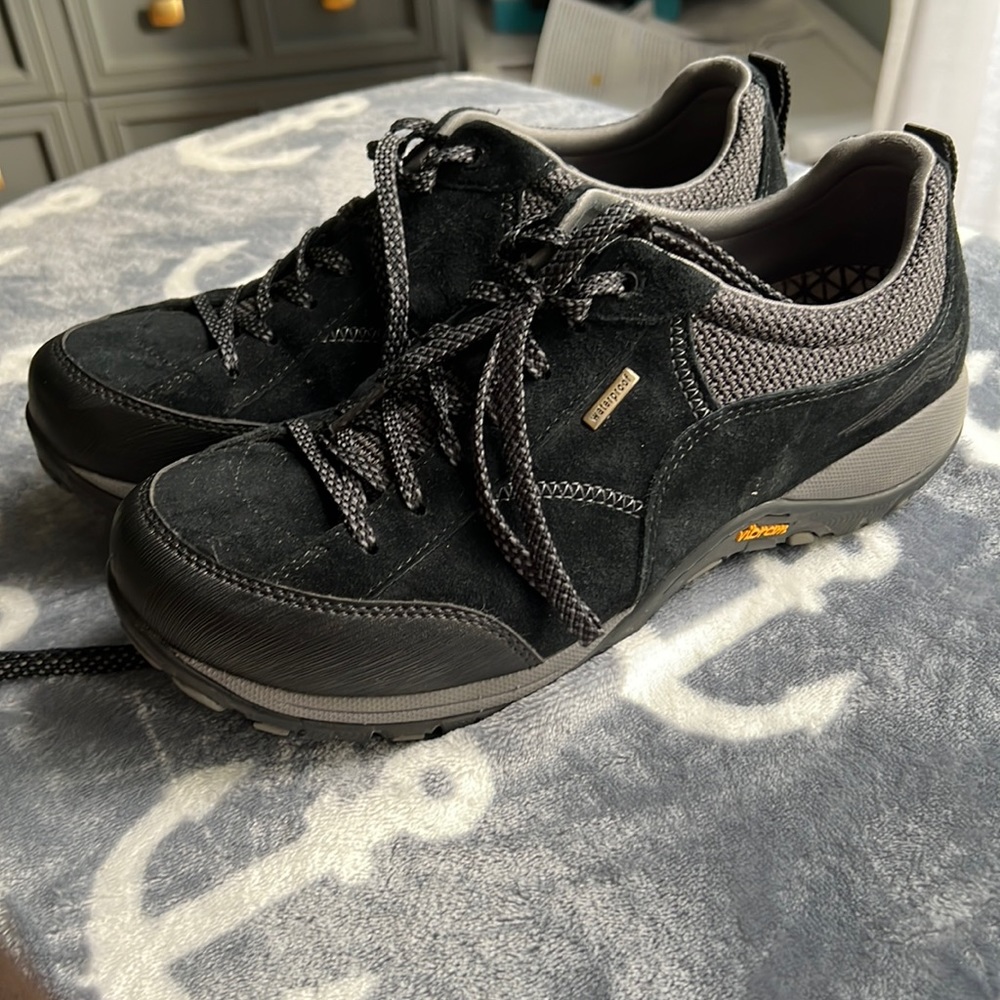 Dansko size 8wide 39W